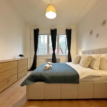 Spacious Bright Cozy 2bdr Fast Wi-fi Next To Park アパート