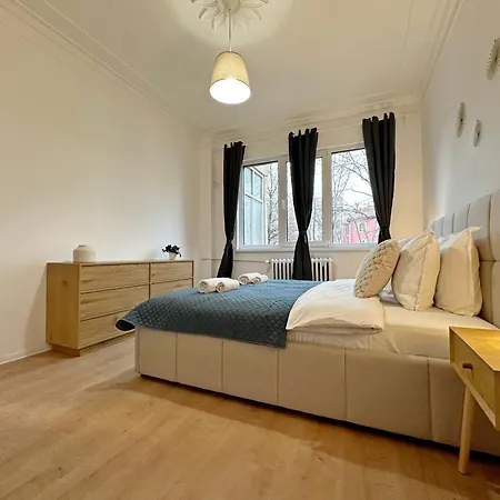 Апартаменты Spacious Bright Cozy 2bdr Fast Wi-fi Next To Park