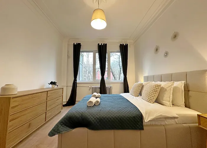 Spacious Bright Cozy 2bdr Fast Wi-fi Next To Park Apartment *